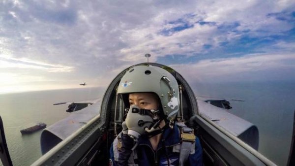 尚红网 95后战机女飞阅兵第一个飞过天安门 新时代风采展现